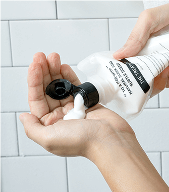 THE TREATMENT(ヘアトリートメント)を手のひらに出している画像