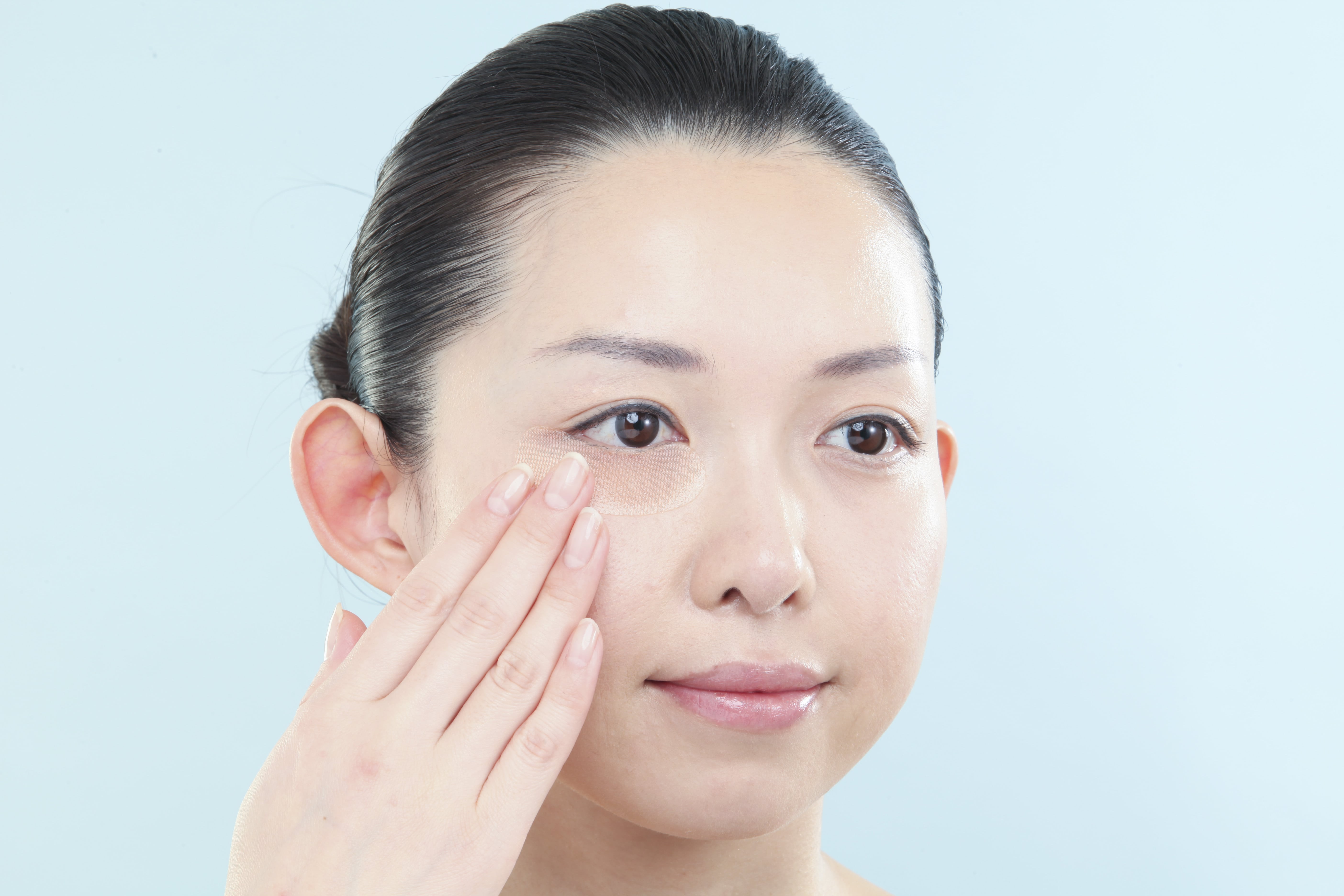 目の下 目元 の貼るサプリ どんな効果が期待できる マイクロニードルのクオニス公式