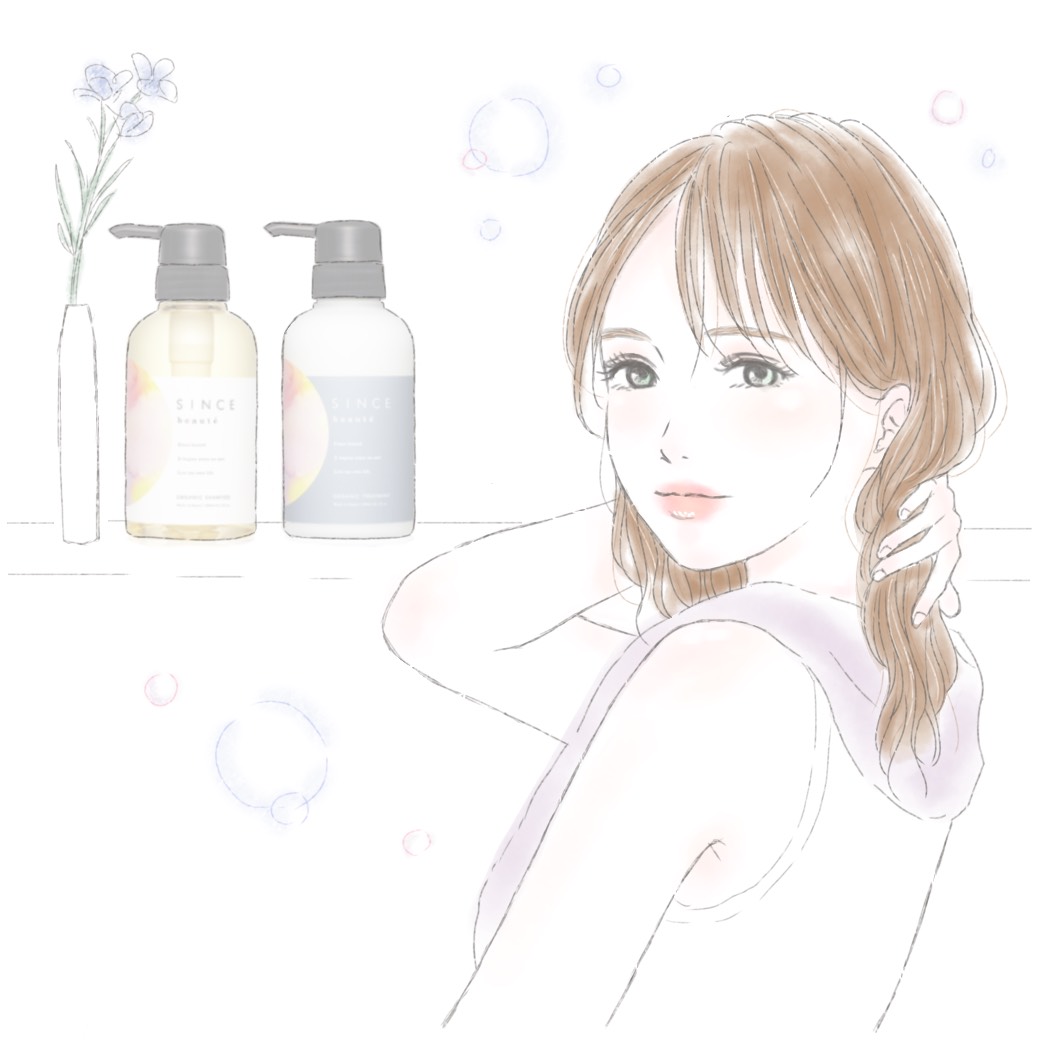 バスルームで髪を触る女性