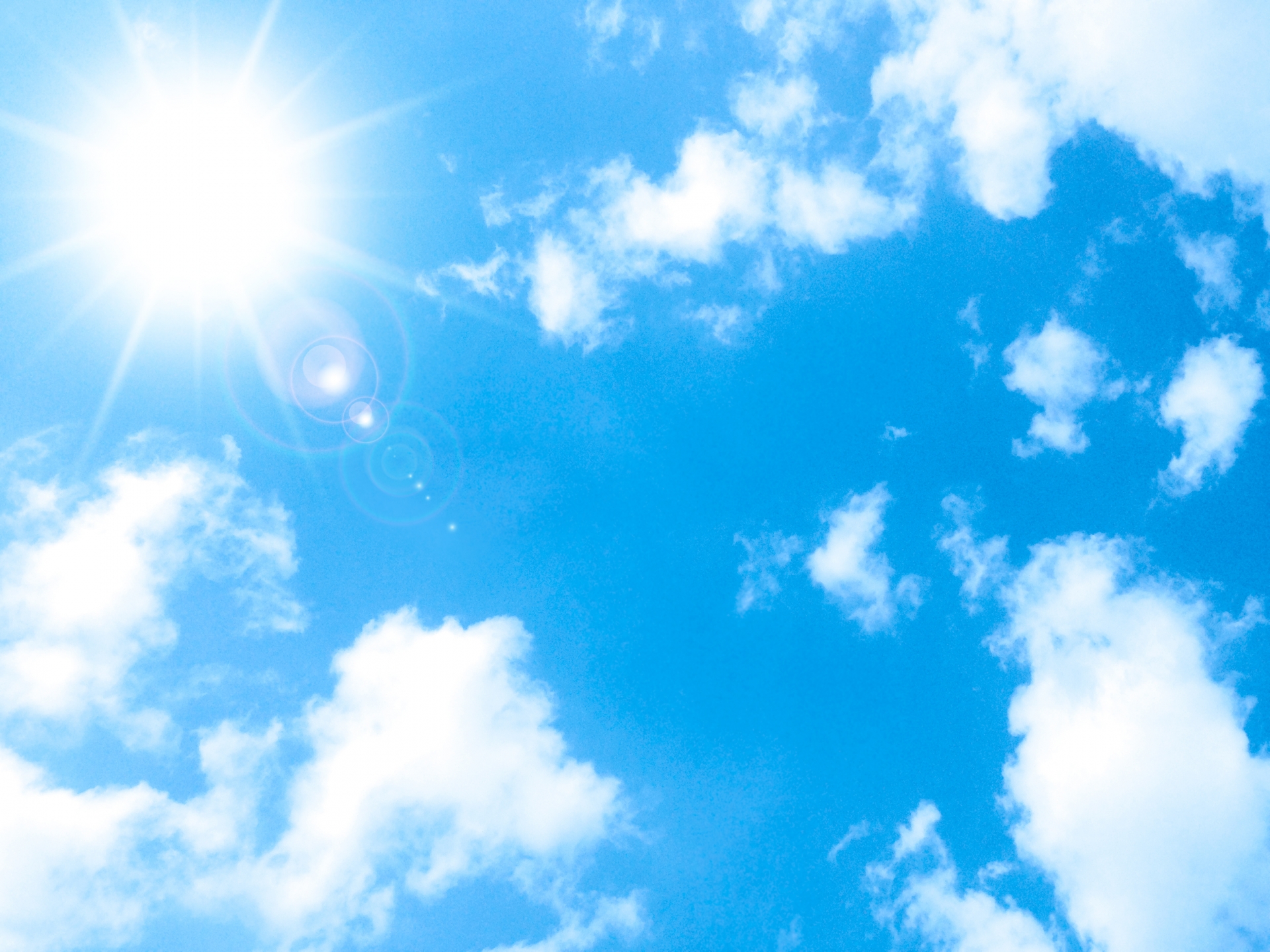 太陽の光が映える青空