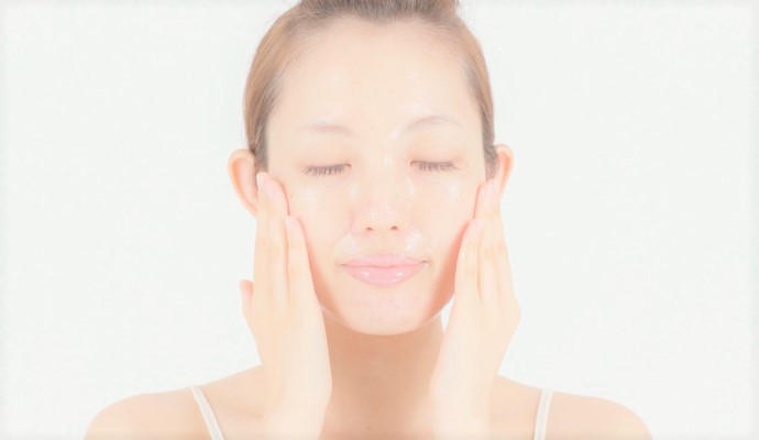 こすらずクレンジング剤を優しくなじませている様子