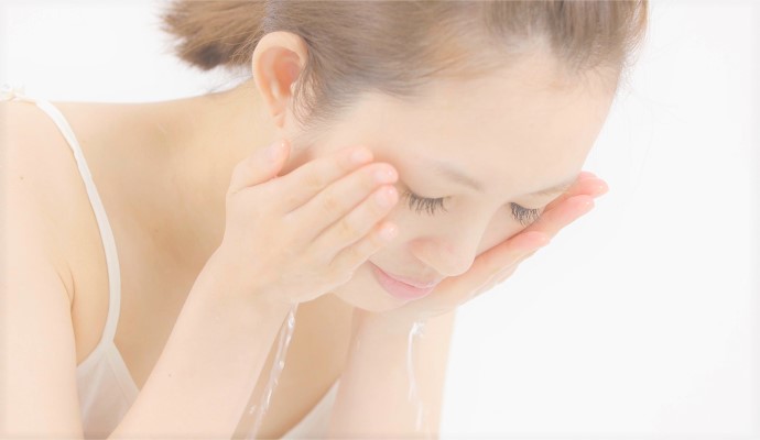 ぬるま湯で顔をすすぐ女性