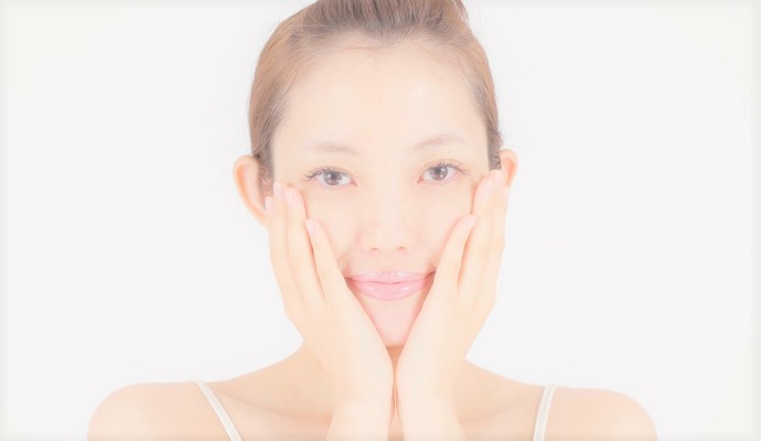 洗顔後に両手で顔を押さえて、洗い上がりのしっとりを感じている女性