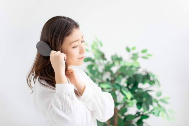 抜け毛に悩む女性