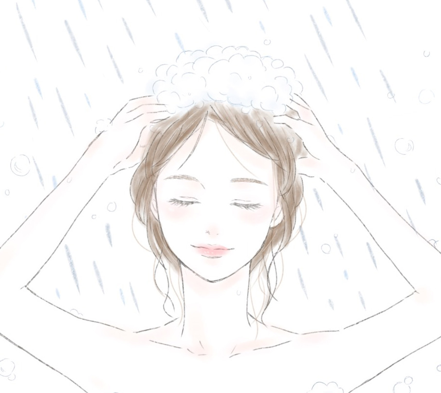 モコモコ泡でシャンプーをする女性