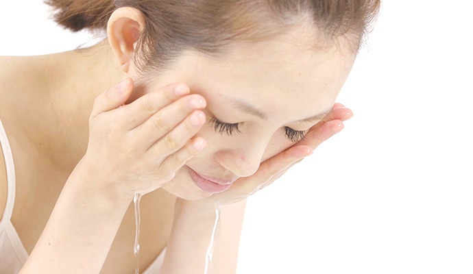 すすぎは32~34℃のぬるま湯で20回以上を目安に