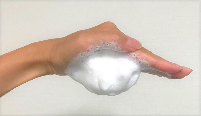 手に取った洗顔料の泡を逆さまにしている様子