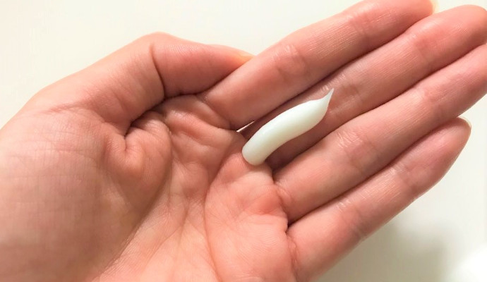 手に取った洗顔料のペースト
