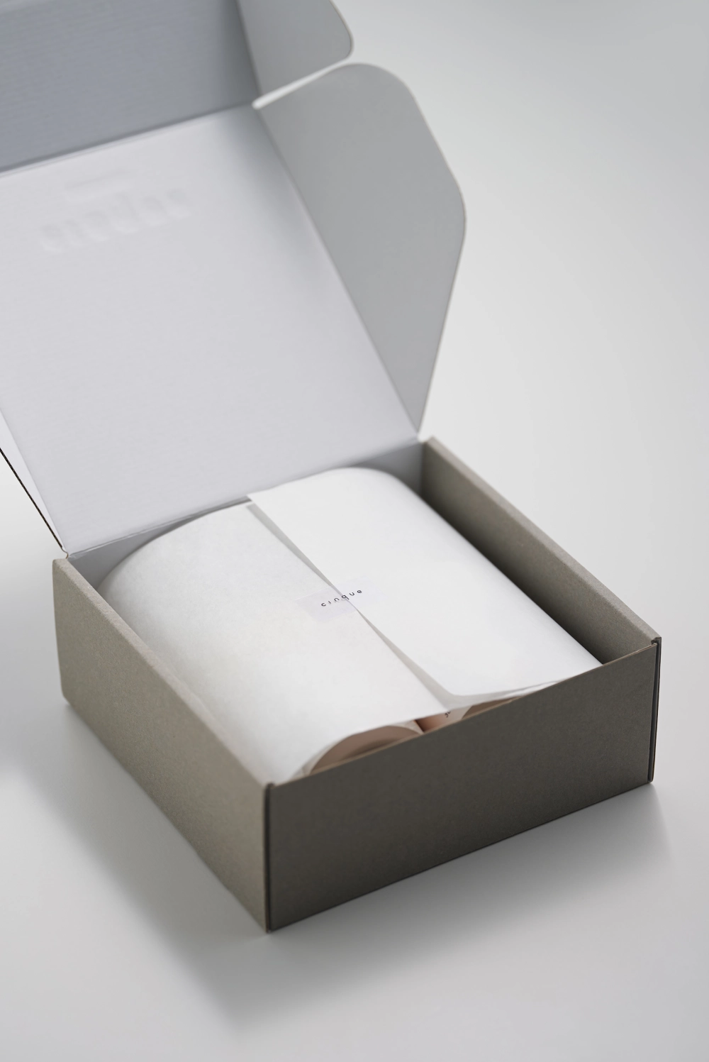 ギフトボックスの上や周りに置かれたシャンプーとヘアオイルのボトル